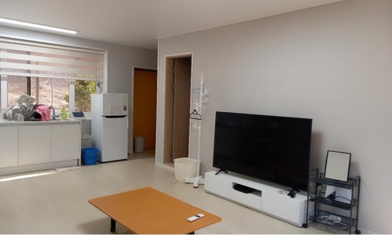 초암관2 거실 겸 주방